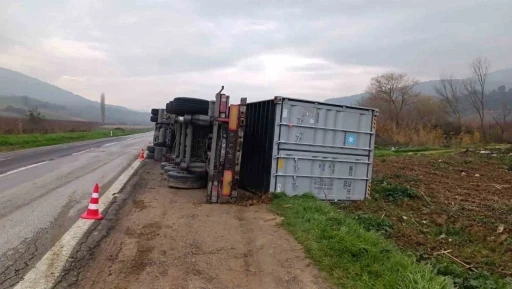 Bilecik&rsquo;te devrilen tırın s&uuml;r&uuml;c&uuml;s&uuml; yaralandı
