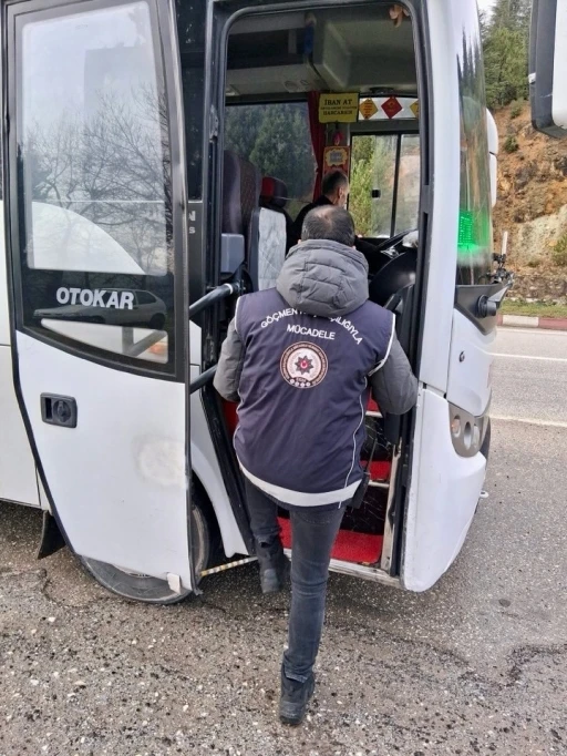 Bilecik&rsquo;te d&uuml;zensiz g&ouml;&ccedil; uygulamasında yakalanan 3 şahıs tutuklandı

