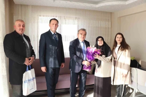 Bilecik&rsquo;te evde eğitim &ouml;ğrencisine karne sevinci
