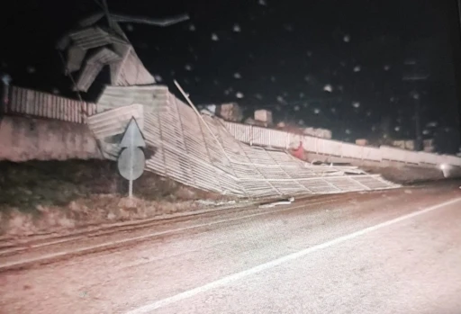 Bilecik&rsquo;te fırtına fabrikanın &ccedil;atısını u&ccedil;urdu
