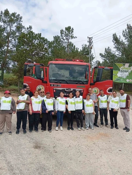 Bilecik&rsquo;te gen&ccedil;ler ormanda &ccedil;&ouml;p toplayarak doğaya nefes oldu
