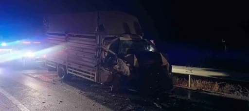 Bilecik’te hafif ticari araç kamyonetle çarpıştı: 1 ölü, 2 yaralı
