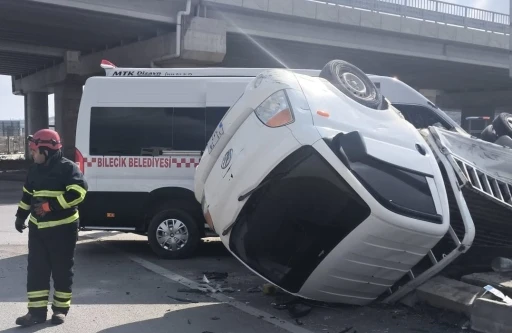 Bilecik&rsquo;te halk minib&uuml;s&uuml; ile kırmızı ışık ihlali yapan kamyonet &ccedil;arpıştı, 8&rsquo;i hafif 9 yaralı
