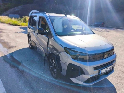 Bilecik&rsquo;te iki otomobil &ccedil;arpıştı: 4 yaralı
