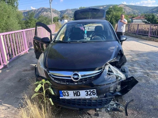 Bilecik&rsquo;te iki otomobil kafa kafaya &ccedil;arpıştı: 1 yaralı
