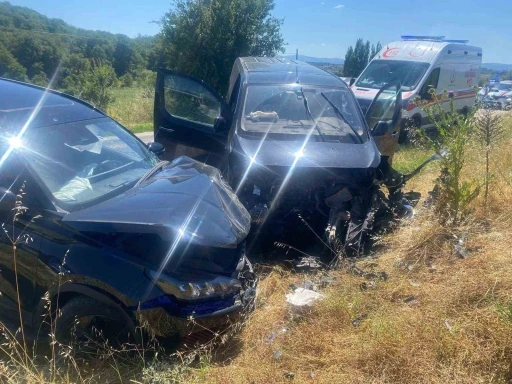 Bilecik&rsquo;te iki otomobil kafa kafaya &ccedil;arpıştı: 2 yaralı
