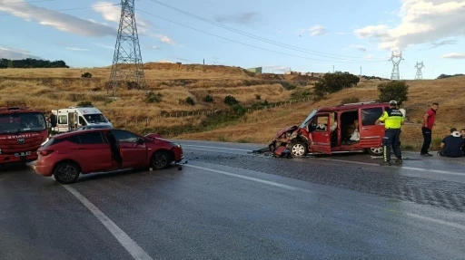 Bilecik&rsquo;te iki otomobil kafa kafaya &ccedil;arpıştı: 4 yaralı
