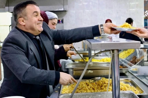 Bilecik&rsquo;te İl M&uuml;d&uuml;r&uuml; Ramazan Demir &ouml;ğrencilere yemek dağıttı
