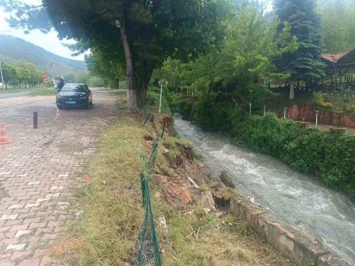 Bilecik&rsquo;te istinat duvarı &ccedil;&ouml;kt&uuml;, toprak kayması meydana geldi
