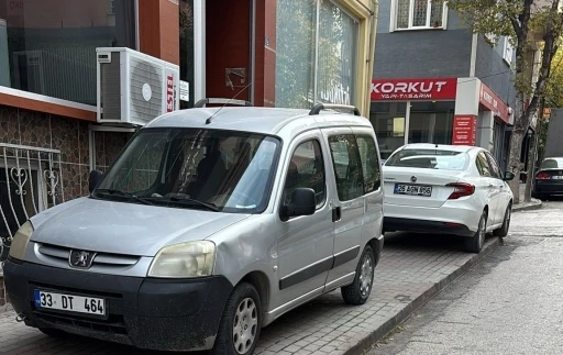 Bilecik’te kaldırımdaki araçlar yayaları çileden çıkarıyor
