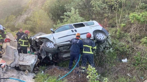 Bilecik&rsquo;te kamyonet şarampole u&ccedil;tu, ara&ccedil;ta sıkışan s&uuml;r&uuml;c&uuml; kurtarıldı
