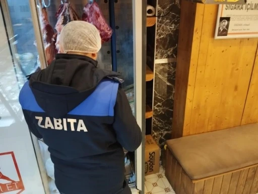Bilecik&rsquo;te kasaptaki t&uuml;ketim tarihi ge&ccedil;miş tavuk ve kokore&ccedil;e el kondu

