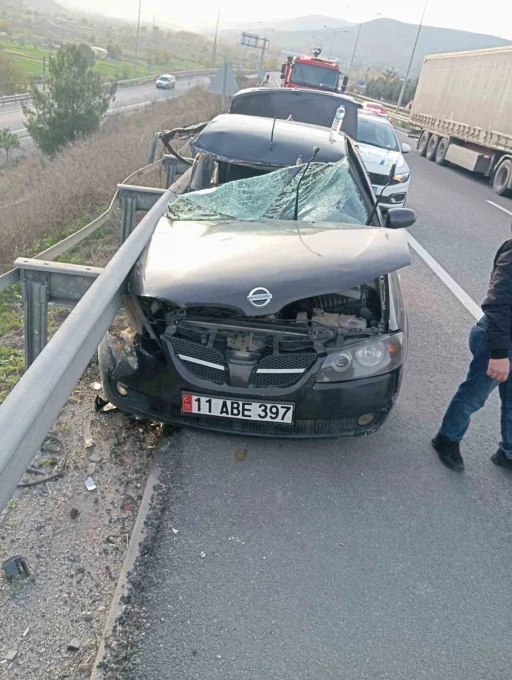 Bilecik’te kontrolden çıkan otomobil bariyerlere çarptı: 1 yaralı
