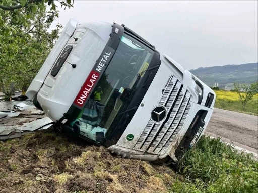 Bilecik&rsquo;te kontrolden &ccedil;ıkan tır devrildi
