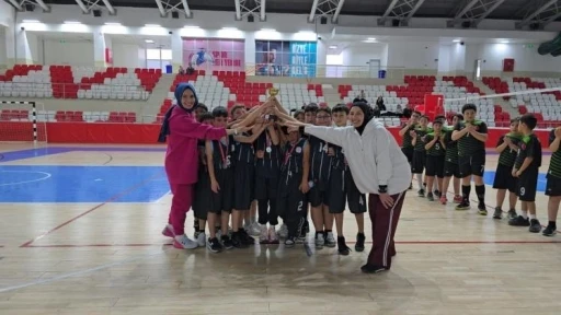 Bilecik&rsquo;te k&uuml;&ccedil;&uuml;k erkekler voleybol m&uuml;sabakaları tamamlandı
