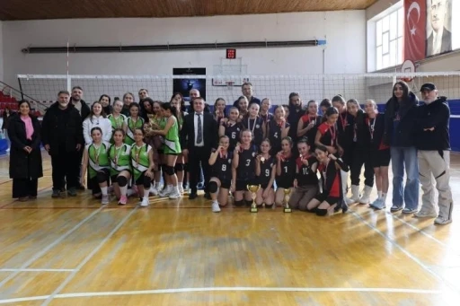 Bilecik&rsquo;te k&uuml;&ccedil;&uuml;k kızlar voleybol m&uuml;sabakaları tamamlandı
