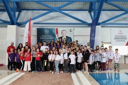 Bilecik&rsquo;te k&uuml;&ccedil;&uuml;k y&uuml;z&uuml;c&uuml;lerden madalya m&uuml;cadelesi
