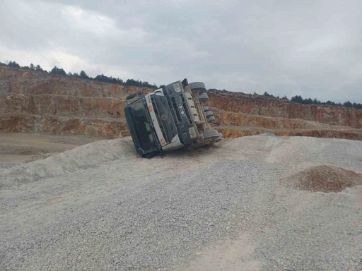 Bilecik’te kum yüklü kamyon devrildi

