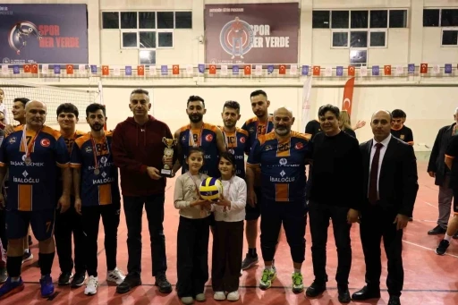 Bilecik&rsquo;te Kurumlar Arası Bahar Voleybol Turnuvası nefes kesen finale sahne oldu
