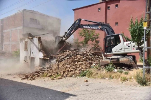 Bilecik’te metruk binalar yıkılıyor
