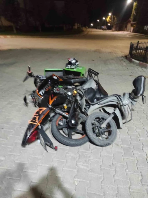 Bilecik’te motosikletler kafa kafaya çarpıştı, 2 yaralı
