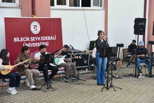 Bilecik&rsquo;te &ouml;ğrenciler kamp&uuml;s konseriyle unutulmaz anlar yaşadı
