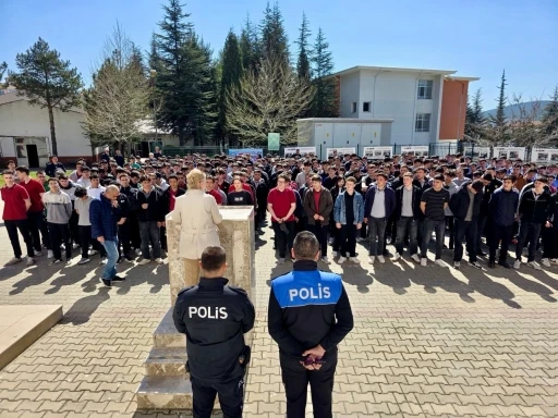 Bilecik&rsquo;te &ouml;ğrencilere bilin&ccedil;li sosyal medya ve g&uuml;venlik eğitimi
