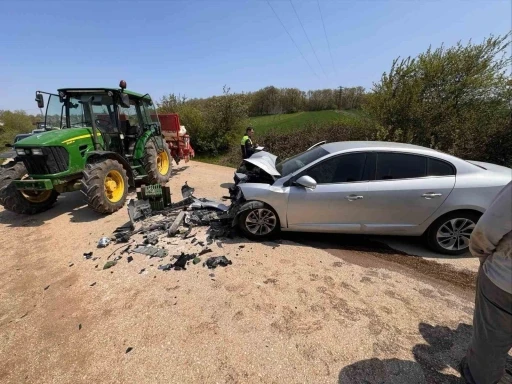 Bilecik’te otomobil ile traktörün çarpıştı, 1 kişi yaralandı
