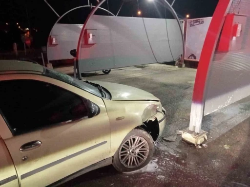 Bilecik&rsquo;te otomobil s&uuml;r&uuml;c&uuml;s&uuml; akaryakıt istasyonunun yıkama alanına &ccedil;arptı: 4 yaralı
