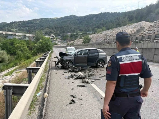 Bilecik&rsquo;te otomobil tıra arkadan &ccedil;arptı: 2 yaralı
