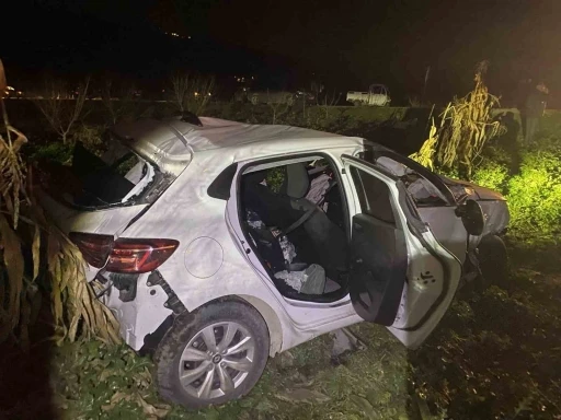 Bilecik&rsquo;te otomobil tırlara &ccedil;arptı: 2 yaralı
