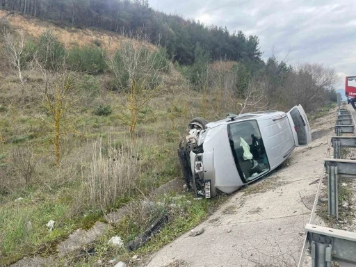 Bilecik&rsquo;te şarampole u&ccedil;an ara&ccedil;taki 2 kişi yaralandı
