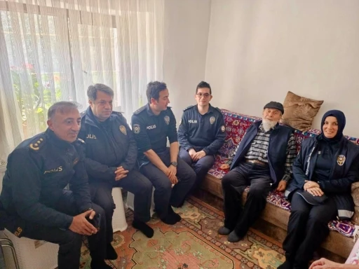 Bilecik&rsquo;te şehitler i&ccedil;in dua, emekli polis ve ailelerine vefa
