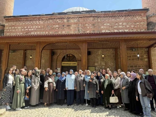 Bilecik&rsquo;te Şeyh Edebali T&uuml;rbesi&rsquo;ni hi&ccedil; ziyaret etmemiş yaşlılara &ouml;ğrenciler eşlik etti
