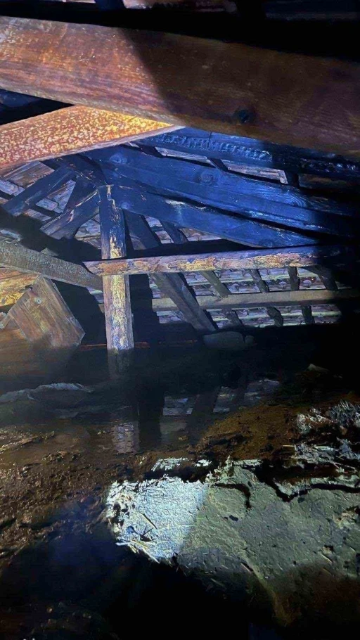 Bilecik&rsquo;te sobanın alev alması sonucu evin &ccedil;atı kısmı yandı
