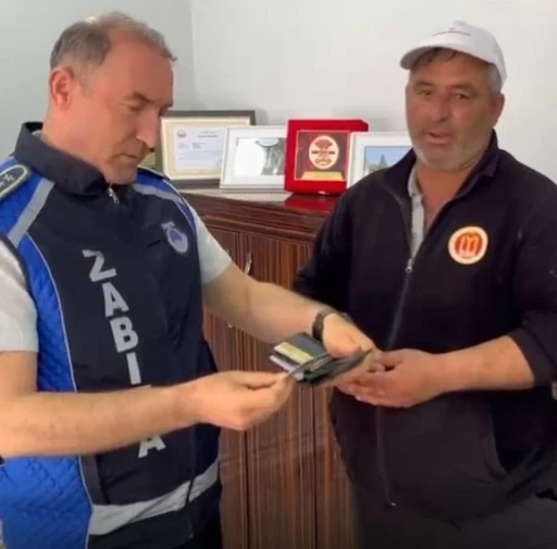 Bilecik&rsquo;te temizlik g&ouml;revlisi bulduğu c&uuml;zdanı zabıtaya teslim etti
