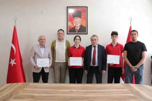Bilecik&rsquo;te T&uuml;rkiye derecesi elde eden &ouml;ğrencilere &ouml;d&uuml;l verildi
