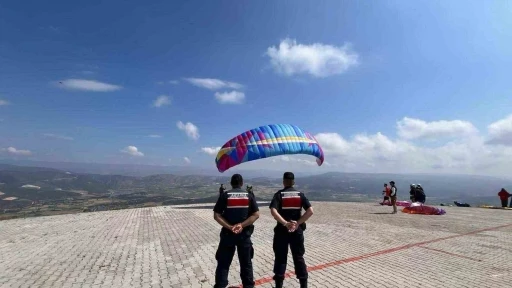 Bilecik&rsquo;te yama&ccedil; paraş&uuml;t&uuml; etkinliği
