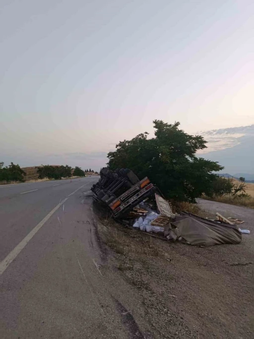 Bilecik&rsquo;te yan yatan tırın s&uuml;r&uuml;c&uuml;s&uuml; yaralandı
