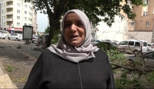 Bilecik’te yaşanan fırtınada üzerine ağaç dalı düşmesinden son anda kurtuldu
