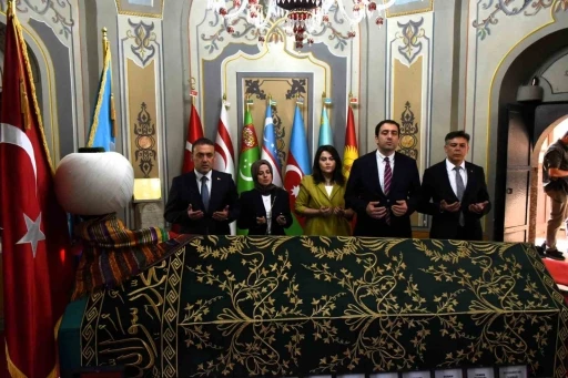 Bilecik Valisi Sözer Ertuğrul Gazi’nde dua ederek göreve başladı
