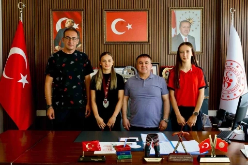 Bilecikli atletlerden T&uuml;rkiye şampiyonalarında &ccedil;ifte başarı
