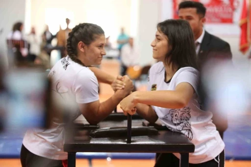 Bileği bükülmeyen kardeşler: Rukiye ve Ayşenur

