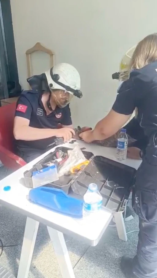Bileğinde sıkışan kelep&ccedil;e itfaiyenin m&uuml;dahalesiyle &ccedil;ıkartıldı
