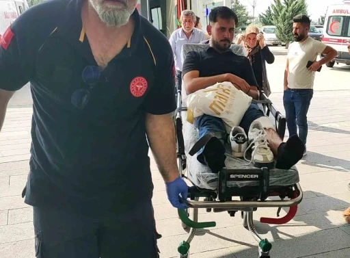 Bilettiği bıçakla koşarken çarptığı adamı yaraladı
