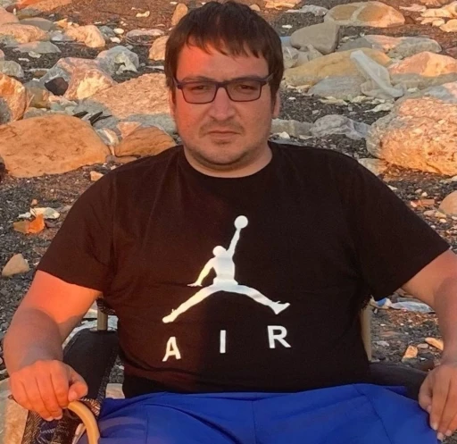 Bilgisayar işletmeni balkondan düşerek öldü
