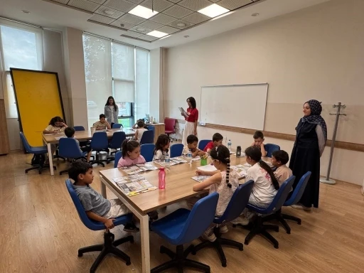 Bilim At&ouml;lyesi&rsquo;nde &ccedil;ocuklar uygulamalı deneylerde bir arada
