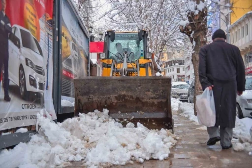 Bin 200 personel ve 400 ara&ccedil; sahada karla m&uuml;cadele yapıyor
