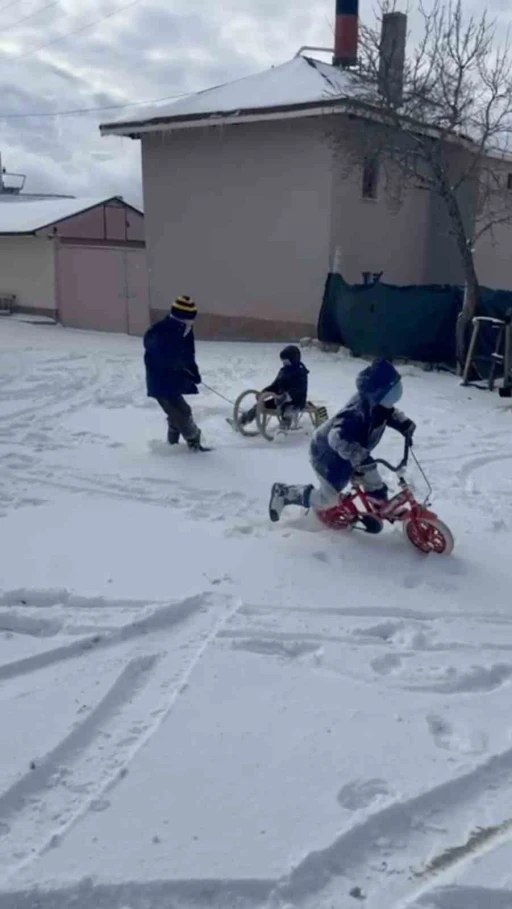 Bin 430 rakımlı k&ouml;yde kar tatili yapan &ccedil;ocukların kızak keyfi
