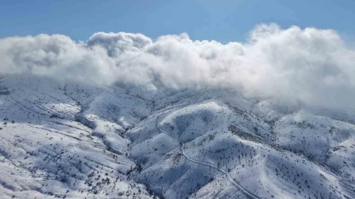 Bin 744 rakımlı Dinek Dağı&rsquo;nda kartpostallık kış manzarası: Yeni yılın ilk g&uuml;n&uuml;nde kar sevinci yaşandı

